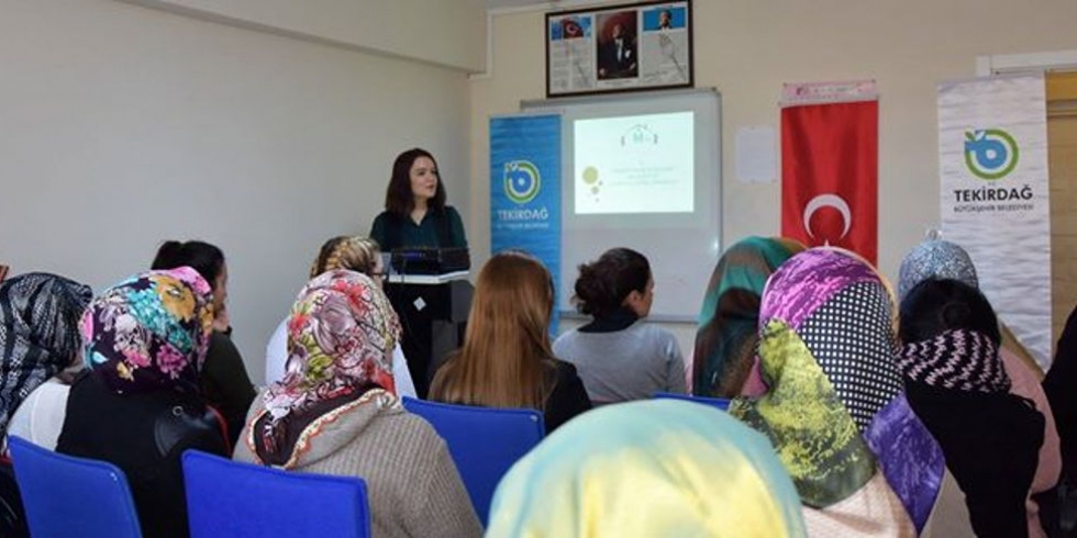 Tekirdağ Büyükşehir Belediyesi ve Çorlu Kaymakamlığı Sosyal Dayanışma Merkezi ortaklaşa çalışmasıyla `Anne ve Çocuk' konulu bilgilendirme semineri 15 Şubat 2017 Çarşamba günü gerçekleştirildi.