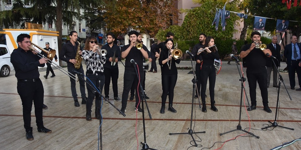 Cumhuriyet Bandosu 13 Kasım'ın Coşkusunu Sokağa Taşıdı