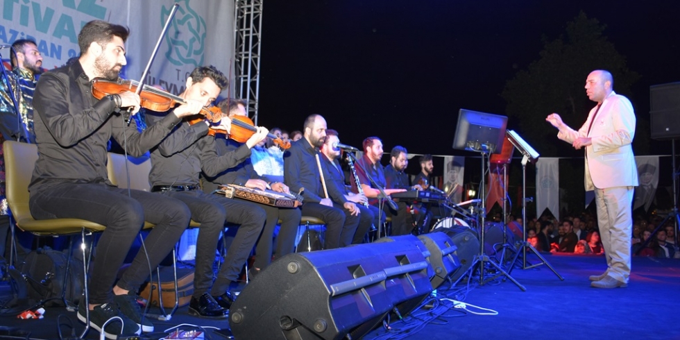 Kiraz Festivali'nde Antakya Medeniyetler Korosu Rüzgarı Esti