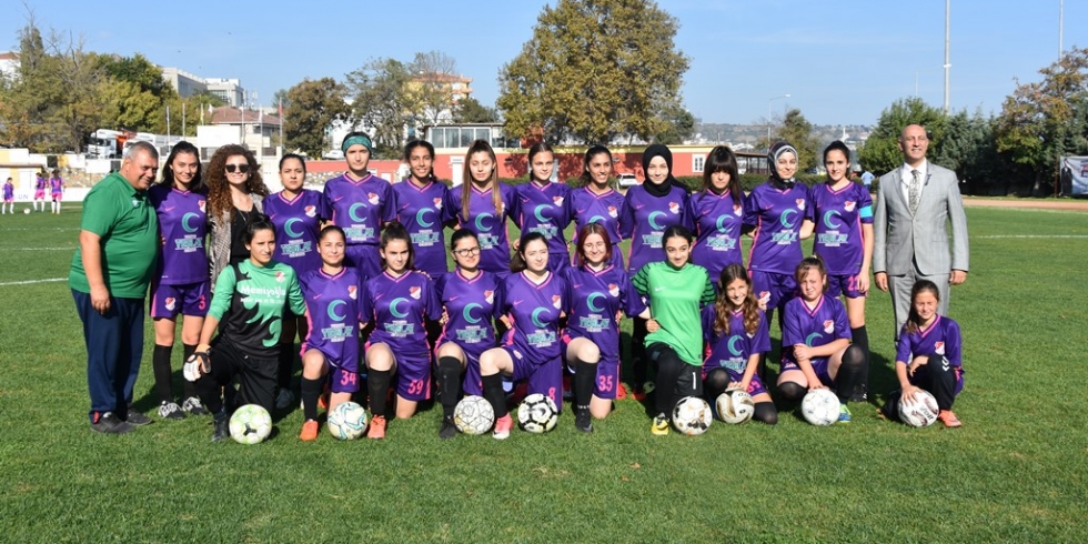 29 Ekim Cumhuriyet Kupası Turnuvası Kadın Futbol Takımlarının Karşılaşması ile Başladı
