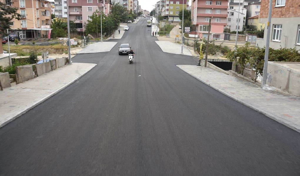 Kapaklı İlçemizin Erbay ve Çeken Caddelerinde başlattığımız bsk sıcak asfalt serim çalışmalarımız tamamlandı.