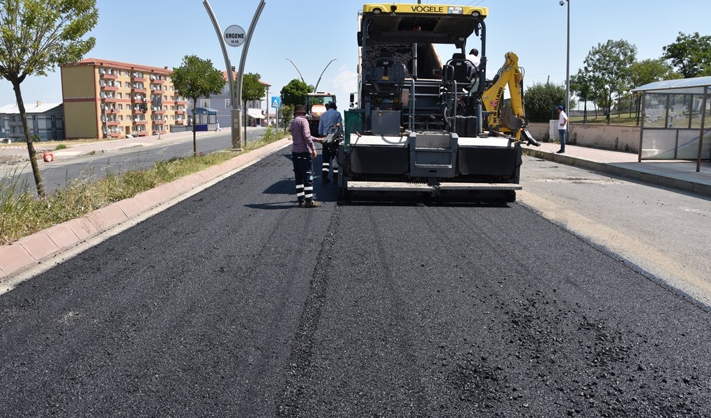 Ergene İlçemizin, Ulaş Mahallesinde başlattığımız bsk sıcak asfalt yol bakım ve onarım çalışmalarımız tamamlandı.