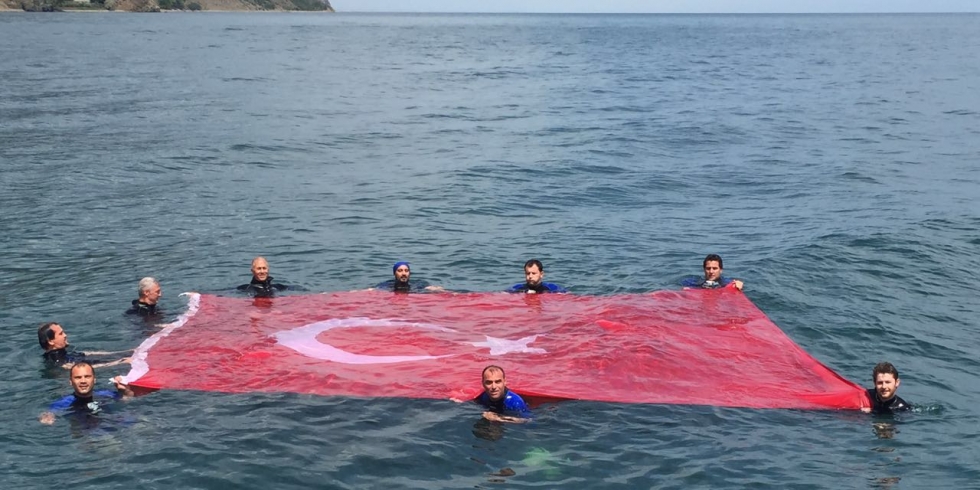 Marmara Denizinde Türk Bayrağı Dalgalandı